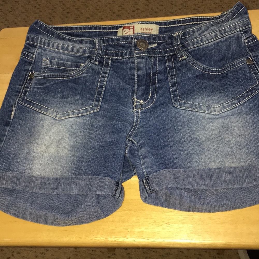 l.e.i. Ashley low rise jean shorts, Sz3/3 1/2 inch